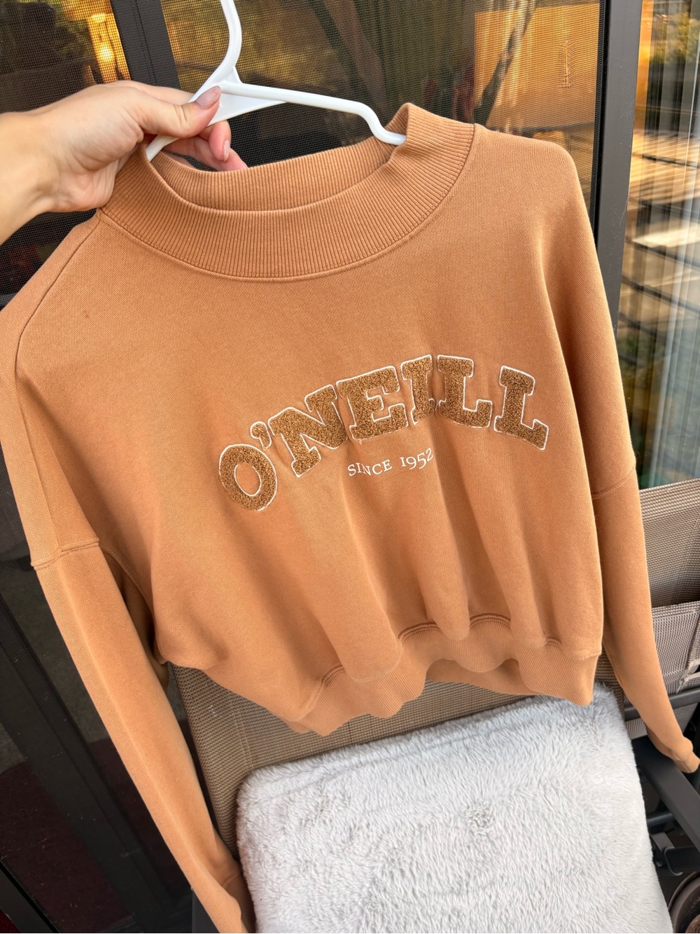 o’neil cropped crewneck sweatshirt- tan 🧡